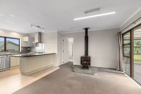 Photo of property in 16 Sumich Place, West Harbour, Auckland, 0618