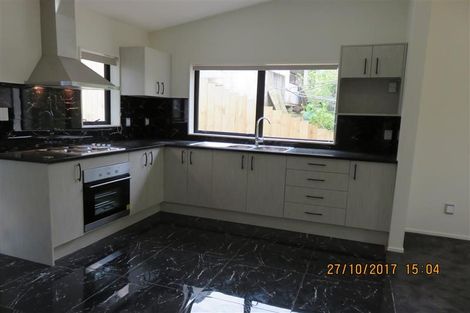 Photo of property in 5 Fernhaven Place, Massey, Auckland, 0614