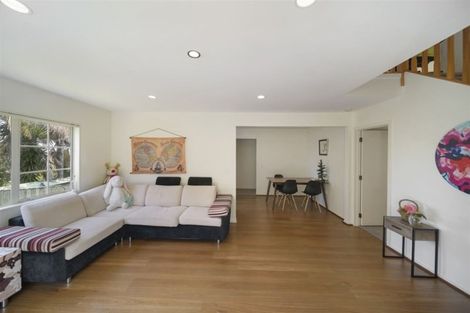 Photo of property in 1b Highgrove Lane, Totara Vale, Auckland, 0632