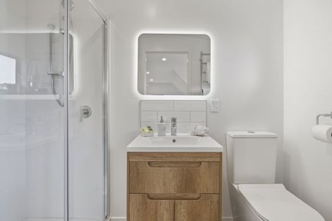 Photo of property in 226 East Coast Road, Forrest Hill, Auckland, 0620