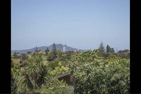 Photo of property in 323 Glenfield Road, Glenfield, Auckland, 0629