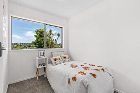 Photo of property in 2/12 Hollyhock Place, Browns Bay, Auckland, 0630