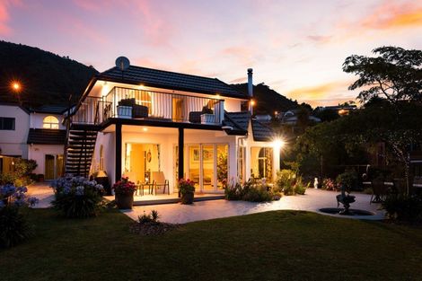 Photo of property in 37 Waikawa Road, Picton, 7220