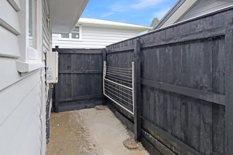 Photo of property in 22 Victory Crescent, Tawa, Wellington, 5028