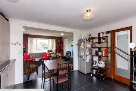 Photo of property in 421a South Road, Omata, New Plymouth, 4374