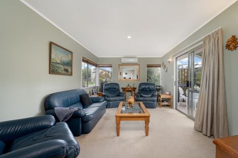 Photo of property in 2/114 Bradbury Road, Botany Downs, Auckland, 2010