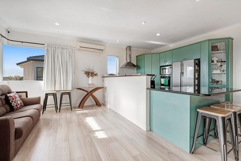 Photo of property in 31 Black Teal Close, Unsworth Heights, Auckland, 0632