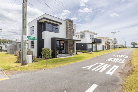 Photo of property in 102 Eighth Avenue, Urenui, 4377