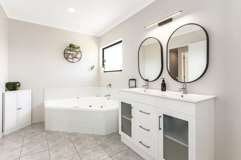 Photo of property in 10 Te Puia Drive, Aotea, Porirua, 5024