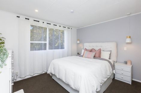 Photo of property in 15 Edelweiss Grove, Timberlea, Upper Hutt, 5018