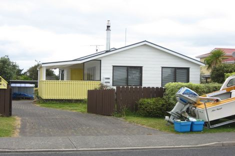 Photo of property in 1357 Whangaparaoa Road, Army Bay, Whangaparaoa, 0930
