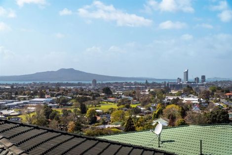 Photo of property in 15 Colin Wild Place, Glenfield, Auckland, 0629