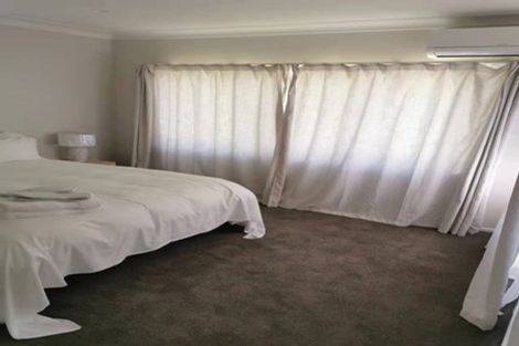 Photo of property in 5 Yeovil Road, Te Atatu Peninsula, Auckland, 0610