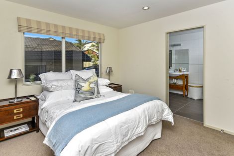 Photo of property in 6 Mulu Place, Fairview Heights, Auckland, 0632