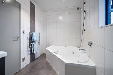 Photo of property in 20 Pineland Drive, Turitea, Palmerston North, 4472