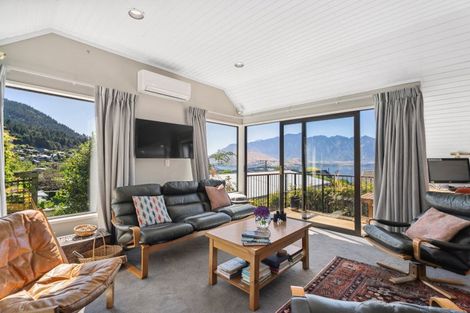 Photo of property in 7 Wynyard Crescent, Fernhill, Queenstown, 9300