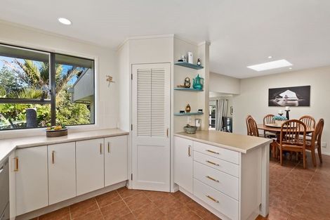 Photo of property in 92 Island Bay Road, Beach Haven, Auckland, 0626