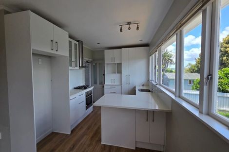 Photo of property in 9 Sylvan Crescent, Te Atatu South, Auckland, 0610