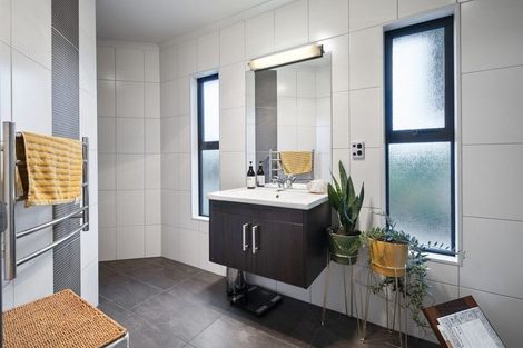 Photo of property in 20 Pineland Drive, Turitea, Palmerston North, 4472