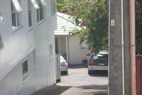 Photo of property in 2/253 Wairau Road, Totara Vale, Auckland, 0627