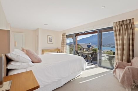 Photo of property in 5 Milward Place, Kelvin Heights, Queenstown, 9300
