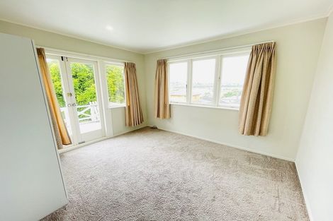 Photo of property in 219 Wairau Road, Totara Vale, Auckland, 0627