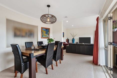 Photo of property in 8 Stonedge Lane, Rosedale, Auckland, 0632