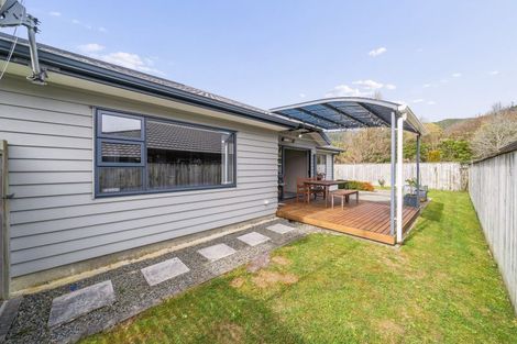 Photo of property in 5 Poppy Watts Grove, Stokes Valley, Lower Hutt, 5019