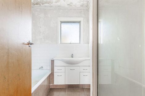 Photo of property in 19 Lydford Place, Glendene, Auckland, 0602