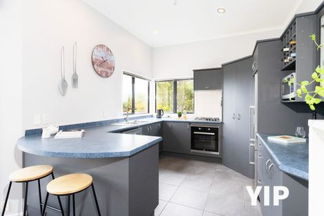 Photo of property in 5 Bennett Grove, Newlands, Wellington, 6037