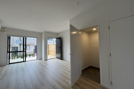 Photo of property in 5 Paetai Lane, Te Atatu Peninsula, 0610