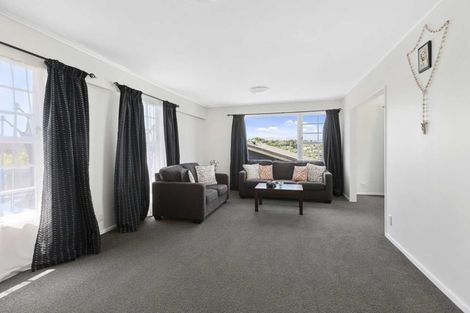 Photo of property in 90 Akaroa Drive, Maupuia, Wellington, 6022