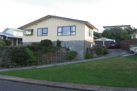 Photo of property in 33 Somes Crescent, Newlands, Wellington, 6037