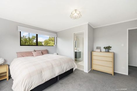 Photo of property in 17 Paddington Grove, Karori, Wellington, 6012