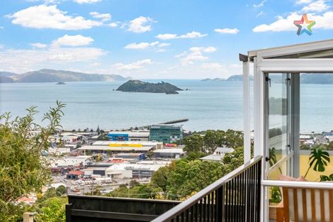 Photo of property in 4/30 London Road, Korokoro, Lower Hutt, 5012