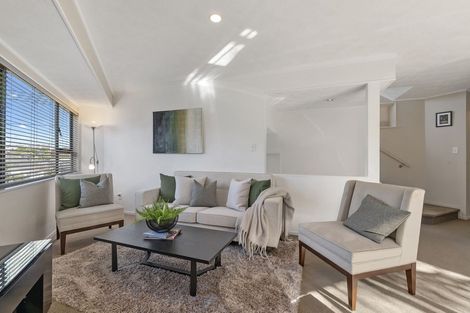 Photo of property in 1/5 Masterton Road, Rothesay Bay, Auckland, 0630