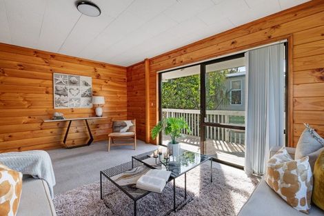 Photo of property in 16 Noeleen Street, Glenfield, Auckland, 0629