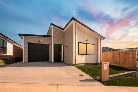 Photo of property in 48 Whakairo Crescent, Gulf Harbour, Whangaparaoa, 0930
