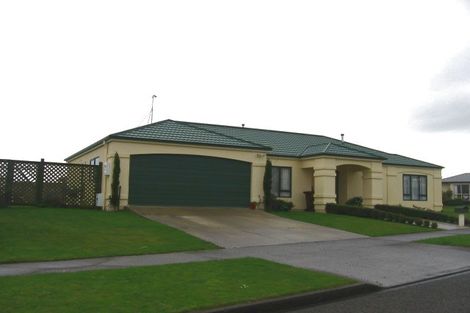 Photo of property in 2 Logan Place, Kelvin Grove, Palmerston North, 4414