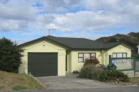 Photo of property in 15 Murchison Street, Island Bay, Wellington, 6023