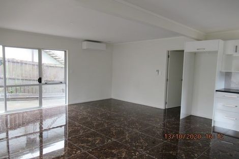 Photo of property in 15 Fernhaven Place, Massey, Auckland, 0614