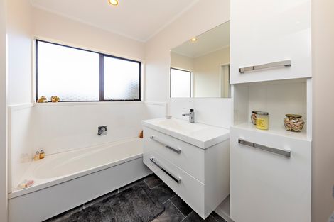 Photo of property in 28 Seaward Place, Wattle Downs, Auckland, 2103