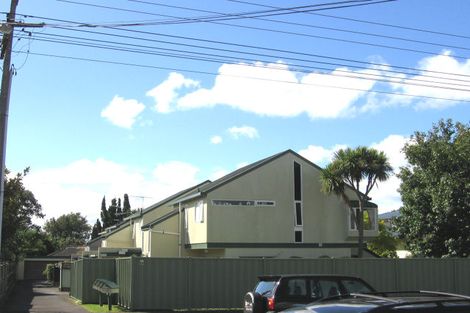 Photo of property in 4/44 Stanley Point Road, Stanley Point, Auckland, 0624