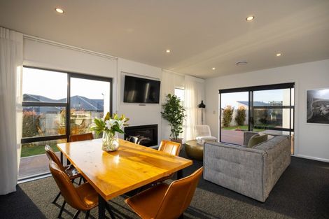 Photo of property in 14 Monaco Grove, Fitzherbert, Palmerston North, 4410