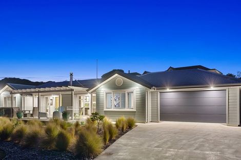 Photo of property in 6 Arapipi Way, Peka Peka, Waikanae, 5391