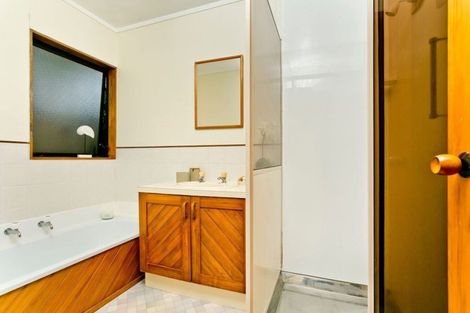 Photo of property in 2/21 Greenvalley Rise, Glenfield, Auckland, 0629