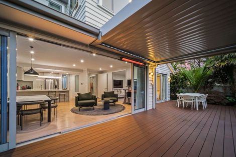 Photo of property in 21 Raymond Street, Point Chevalier, Auckland, 1022