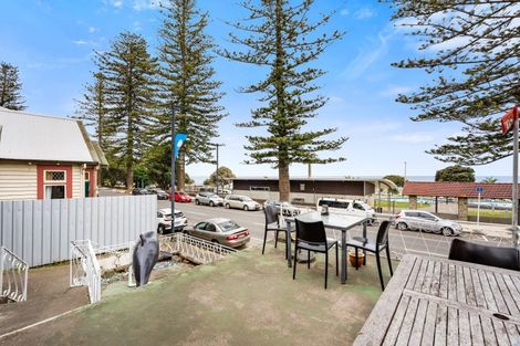 Photo of property in 33 Marine Parade, Bluff Hill, Napier, 4110