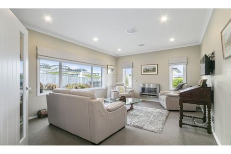 Photo of property in 15 Canary Way, Whitby, Porirua, 5024