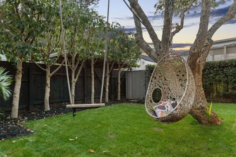 Photo of property in 6a Handley Avenue, Narrow Neck, Auckland, 0624